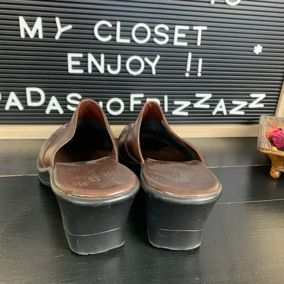 Brown Slip On Size 6 Clarks Shoe - Picture 5 of 5